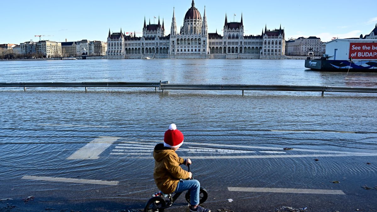 Dunaj zaplavil v Budapešti nábřeží, starosti s vysokou vodou mají i další maďarská města